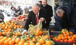 Başkan Büyükkılıç, semt pazarında tezgahın arkasına geçti