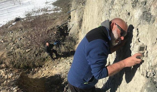 Dokuz Eylül deprem araştırmalarını karada ve denizde hız verdi.. Tsunami risk analizi yapılıyor