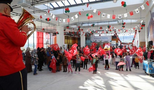 Hataylı çocuklar atölyelerde eğleniyor