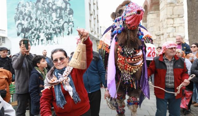 İzmir'de deve güreşlerinde 'altın havan' sahibini buldu