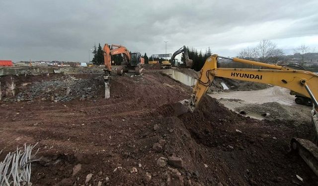 Kocaeli'nde TEM Otoyolu üzerindeki menfez yıkılıyor