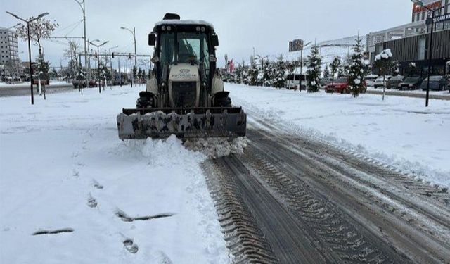 Malatya'da karla mücadele devam ediyor