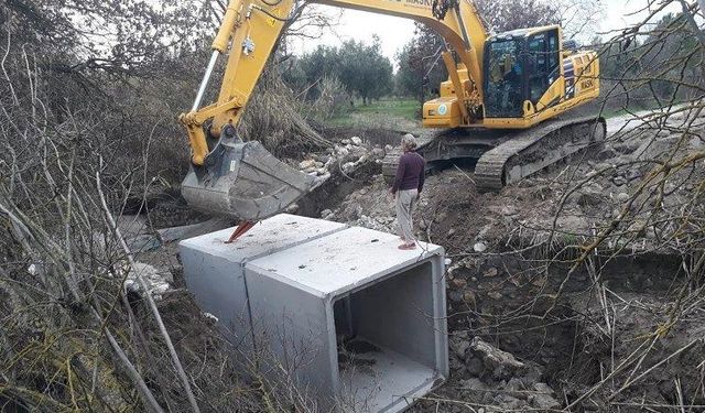 MASKİ menfez çalışmalarıyla yol geçişlerini rahatlatıyor