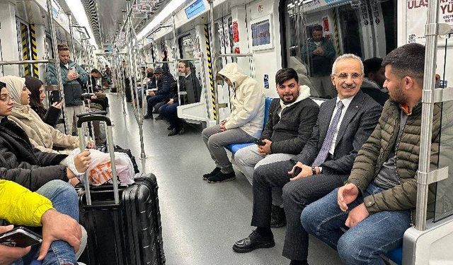 Bakan Uraloğlu Ankara uçağına metroyla ulaştı